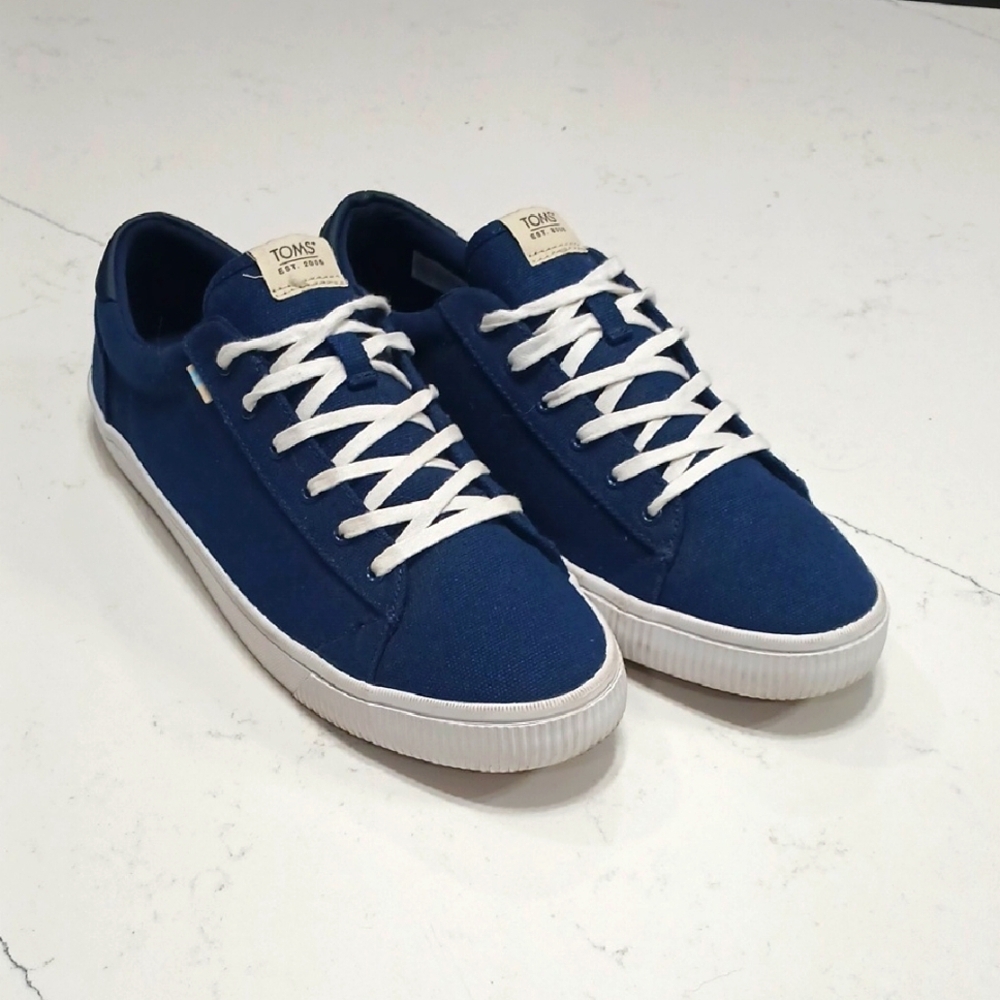 TOMS Men's Blue Canvas Sneakers. Size 10.5, pre-owned excellent conditions